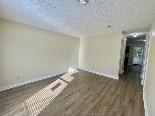 Building Photo - 2 bedroom, 1.5 bathroom townhome in Creeks Edge. Accepts Section 8.