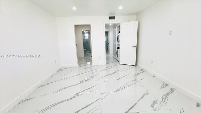 Building Photo - 9375 Fontainebleau Blvd