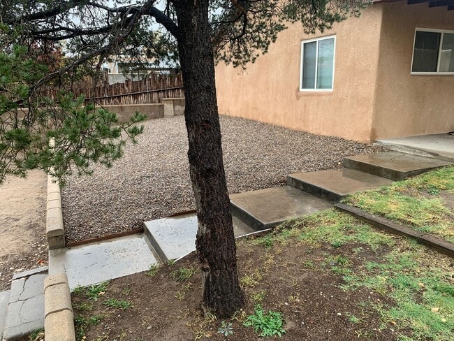 Building Photo - Single Family Home Close to UNM and Knob Hill