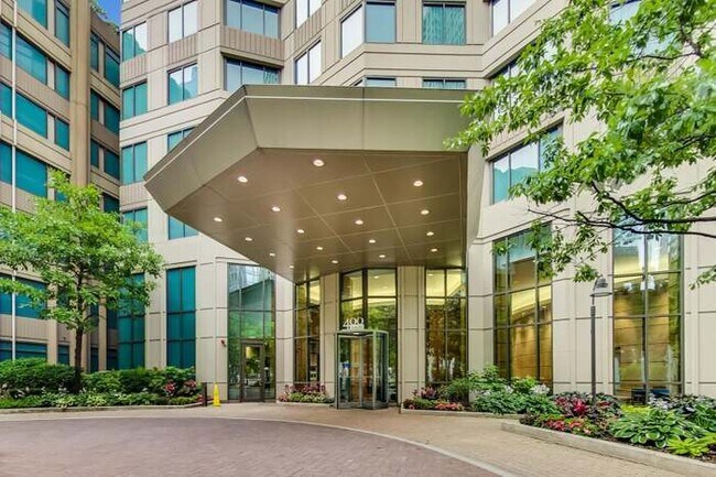 Building Photo - 400 N La Salle Dr