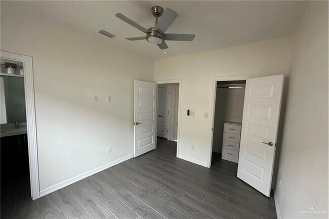 Building Photo - 18 N Onyx Ave