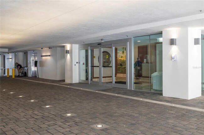 Building Photo - 1 Beach Dr SE