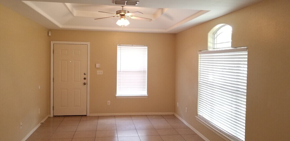 LR picture with windows and blinds - 2016 Bahamas Dr