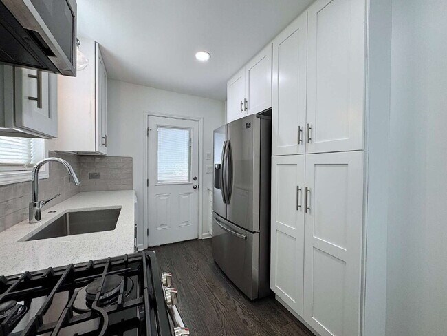 Building Photo - Stylish Updated Home Just Minutes from Downtown Raleigh!