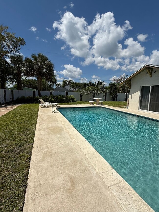Building Photo - Pool home in Melbourne Beach