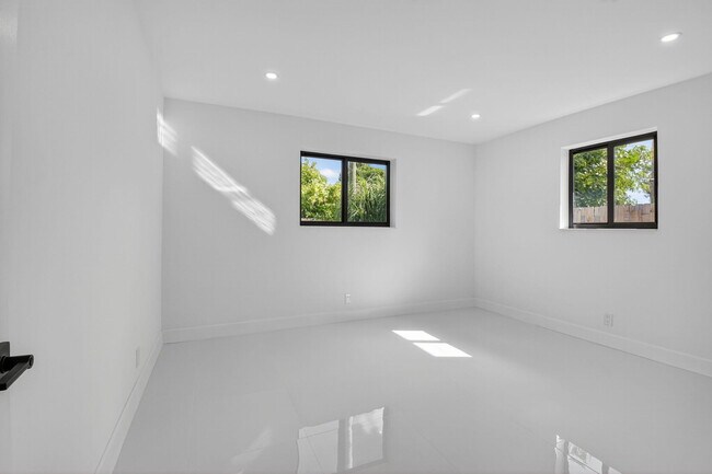 Building Photo - 513 Lindell Blvd