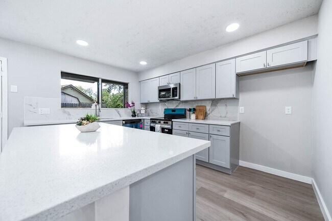 Building Photo - 3430 W Creek Club Dr