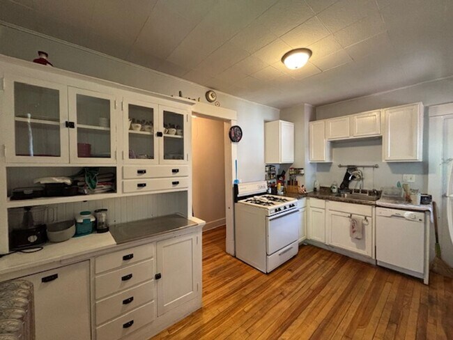 Building Photo - 2 BR/1 BA Apartment in a Great Minneapolis...