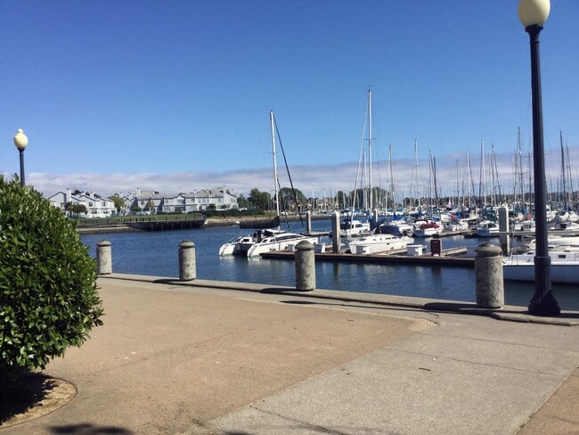 Building Photo - Exceptional Corner Unit w/ Wraparound Sout...