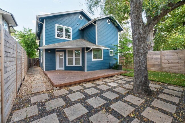 Building Photo - 2311 Santa Rita St