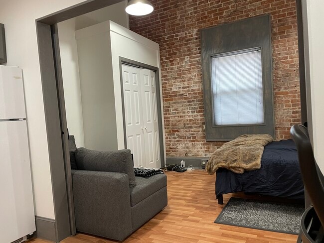 Building Photo - 400 Main St E