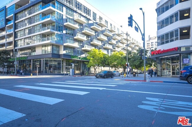 Building Photo - 801 S Grand Ave