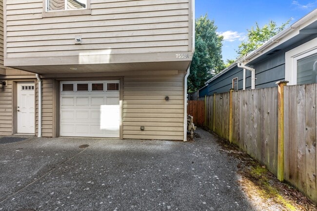 Building Photo - Charming 3 Bed Townhouse in Seattle