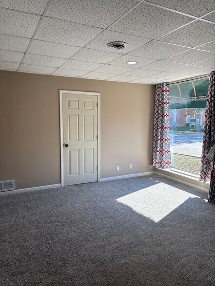 Livingroom - 211 E Franklin Street