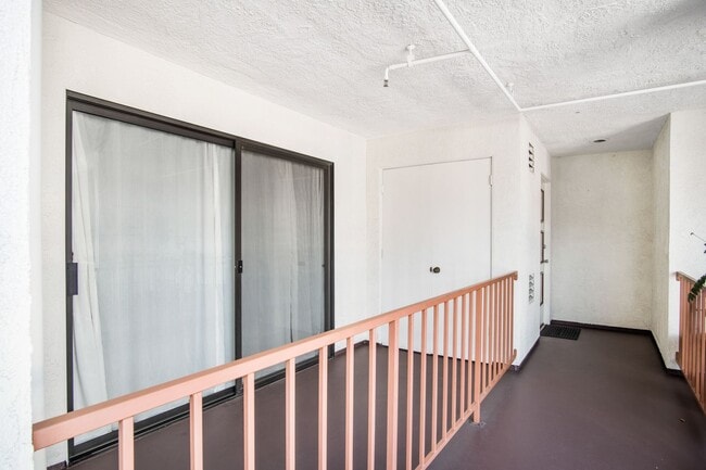 Building Photo - Newly renovated very bright 2 bed condo...