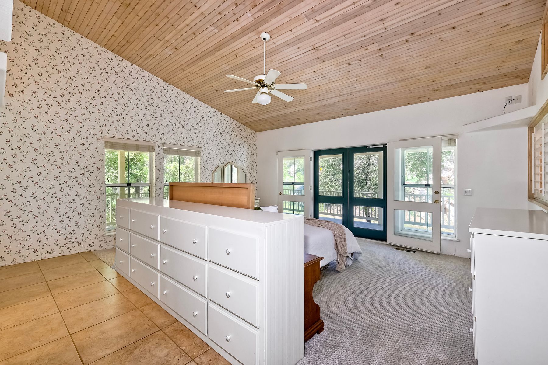 Master Bedroom/built in dresser - 22242 Little Klondike Rd