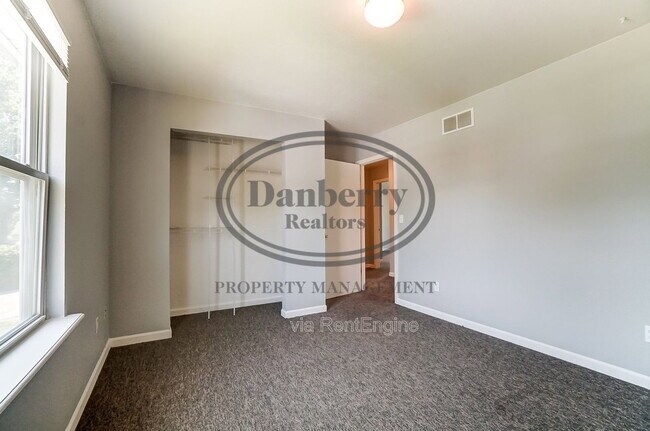 Building Photo - 3704 Willow Run Dr