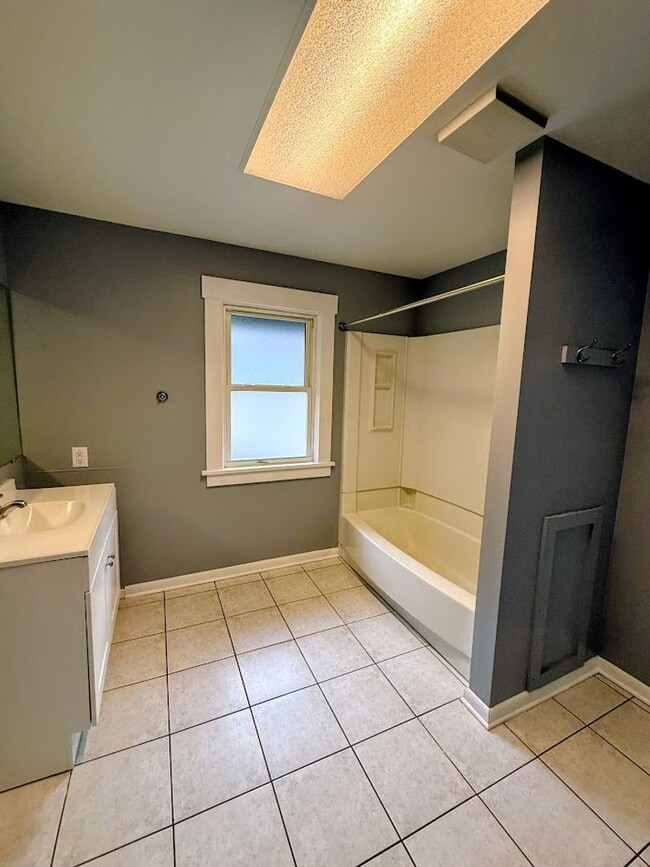 Building Photo - Three bedroom one bathroom home for rent