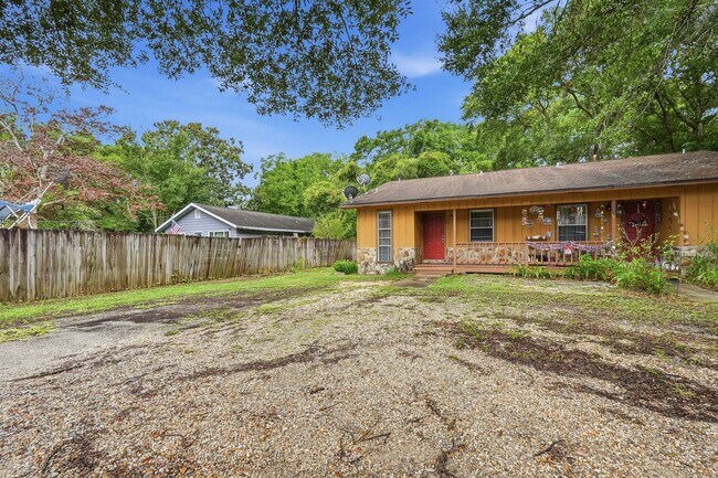 Building Photo - Prime Niceville Location!