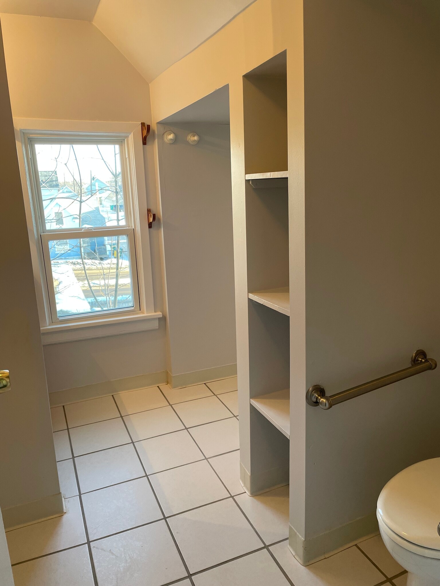 Building Photo - 526 1/2 E 7th St