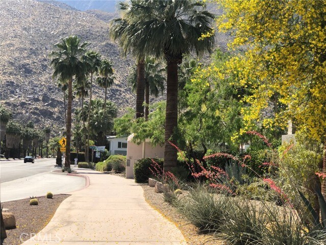 Building Photo - 1010 E Palm Canyon Dr