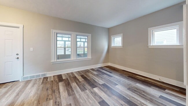 Building Photo - Edgewater Neighborhood - 3 bedroom - 2 Bat...