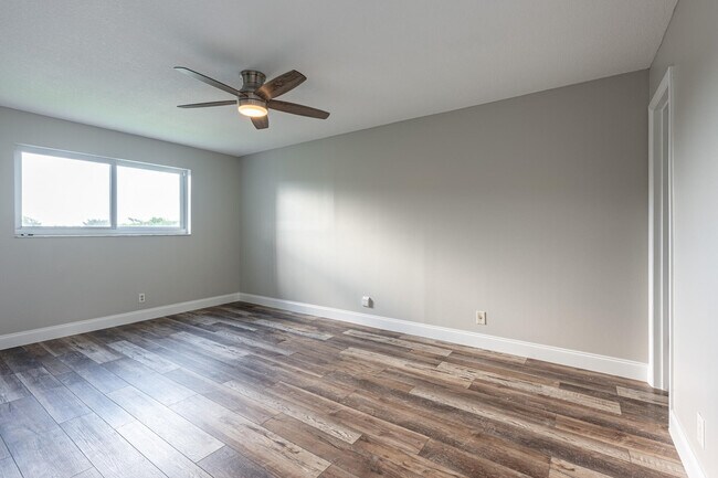 Building Photo - 729 Lori Dr