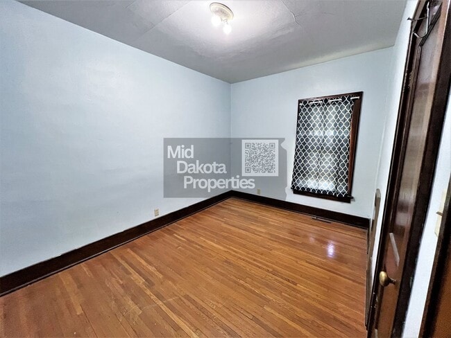 Building Photo - 414 W 11th- 4 bedroom house with a garage