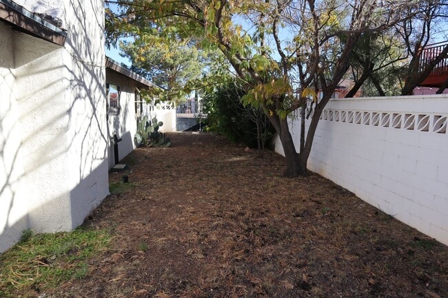 Building Photo - Livable, Lovable, & Avaiable!