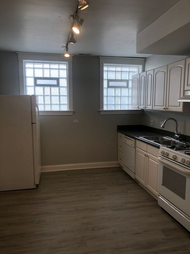 Building Photo - 3614 N. Paulina-3614-G