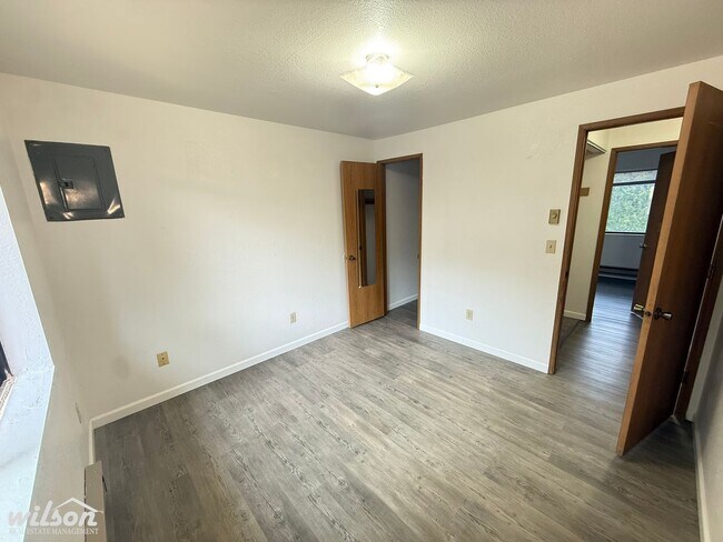 Building Photo - 1206 S Voelker Ave