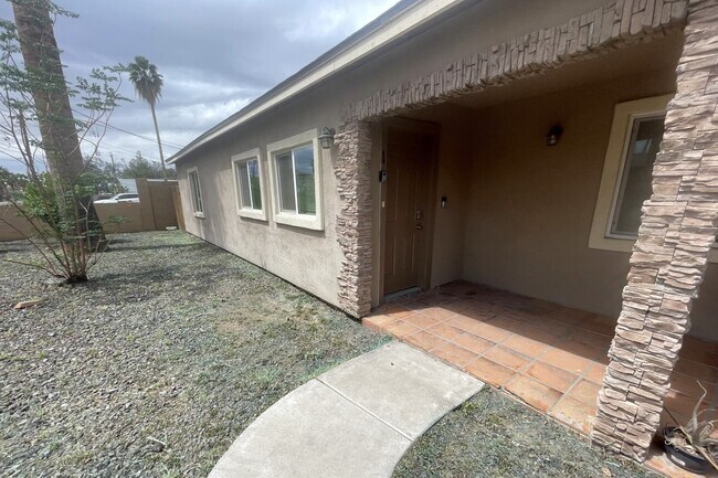 Primary Photo - 2204 W Campbell Ave Unit 1