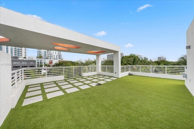 Building Photo - 455 NE 39th St