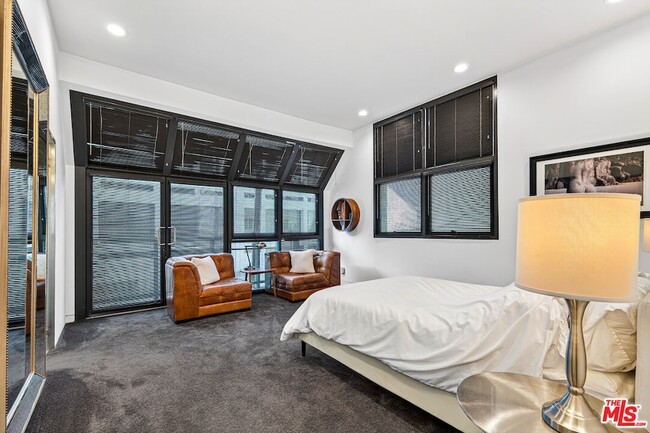 Building Photo - 11 Voyage St