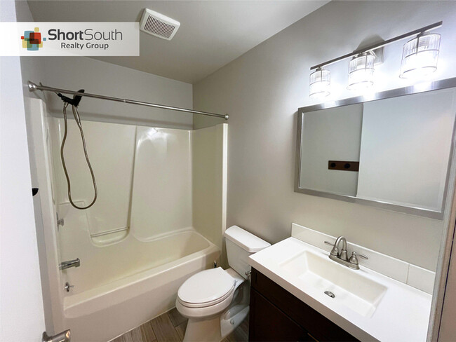 Building Photo - Beautiful 2 Bed 2 Bath Condo For Rent in R...