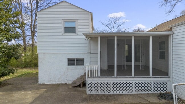 Building Photo - 6627 Hilton Dr