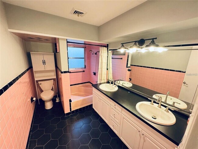 Building Photo - 2022 Edgewood Rd