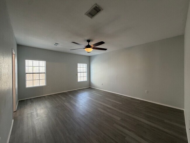Building Photo - TWO STORY 5 BEDROOM 3 BATH HOUSE WITH SPA