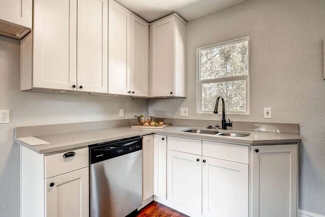 Building Photo - Wonderful Lakewood Home! Close to Light Rail