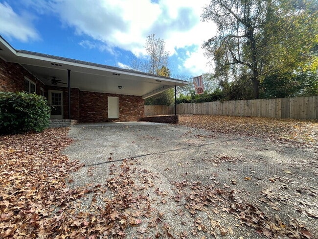 Building Photo - 2005 Landau Dr