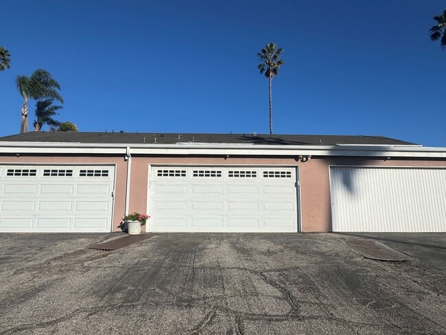 Building Photo - Spacious Ventura Keys Condo- Enjoy The Beach Life!