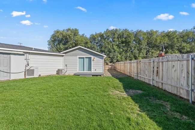 Building Photo - 1001 N Shamrock St