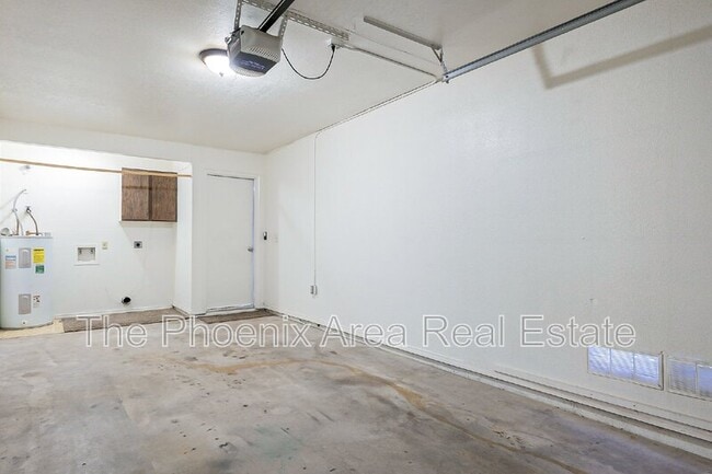 Building Photo - 2232 W Lindner Ave