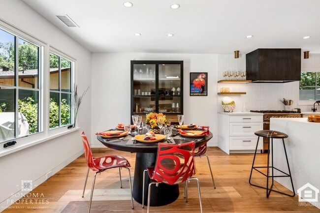 Building Photo - 3 Bedroom Exquisitely Furnished Home