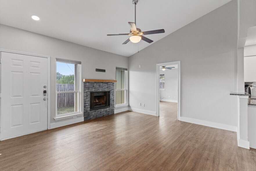 Building Photo - 602 Peterson St