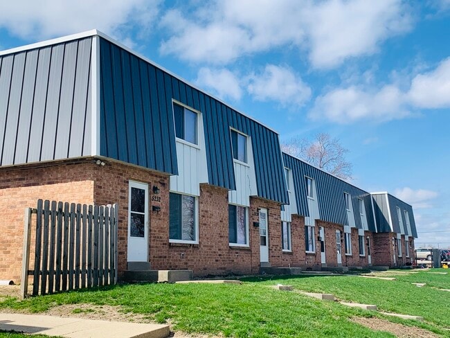 Building Photo - Belle Court Commons