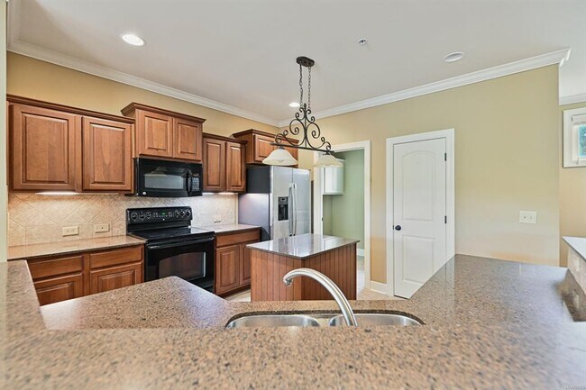 Building Photo - 463 Waters Edge