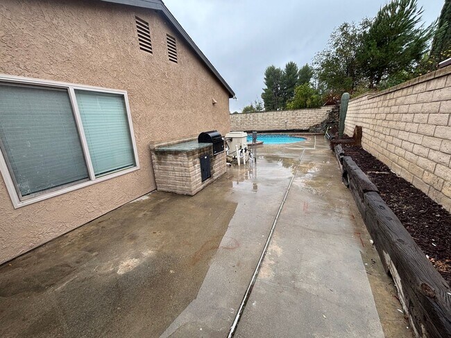 Building Photo - Charming Single-Story 3-Bedroom Pool Home ...