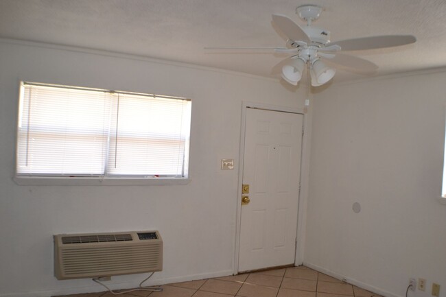 Building Photo - Half Duplex 2 Bedrooms 1 Bath For Lease in...