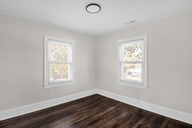 Building Photo - Lovely 3 bedroom, 1 bathroom home in High Point with LVP throughout!